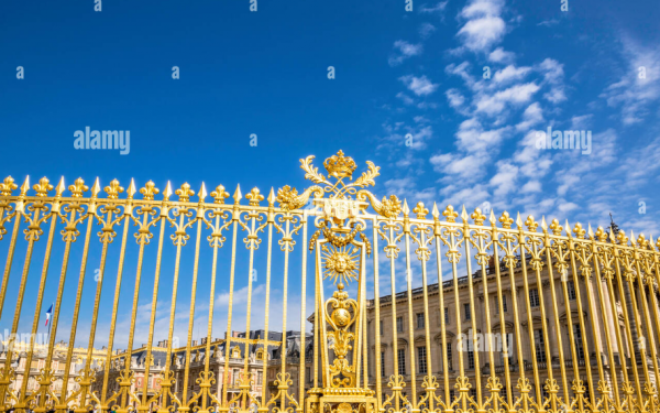 Pagar Kayu Putih dengan Pintu Gerbang